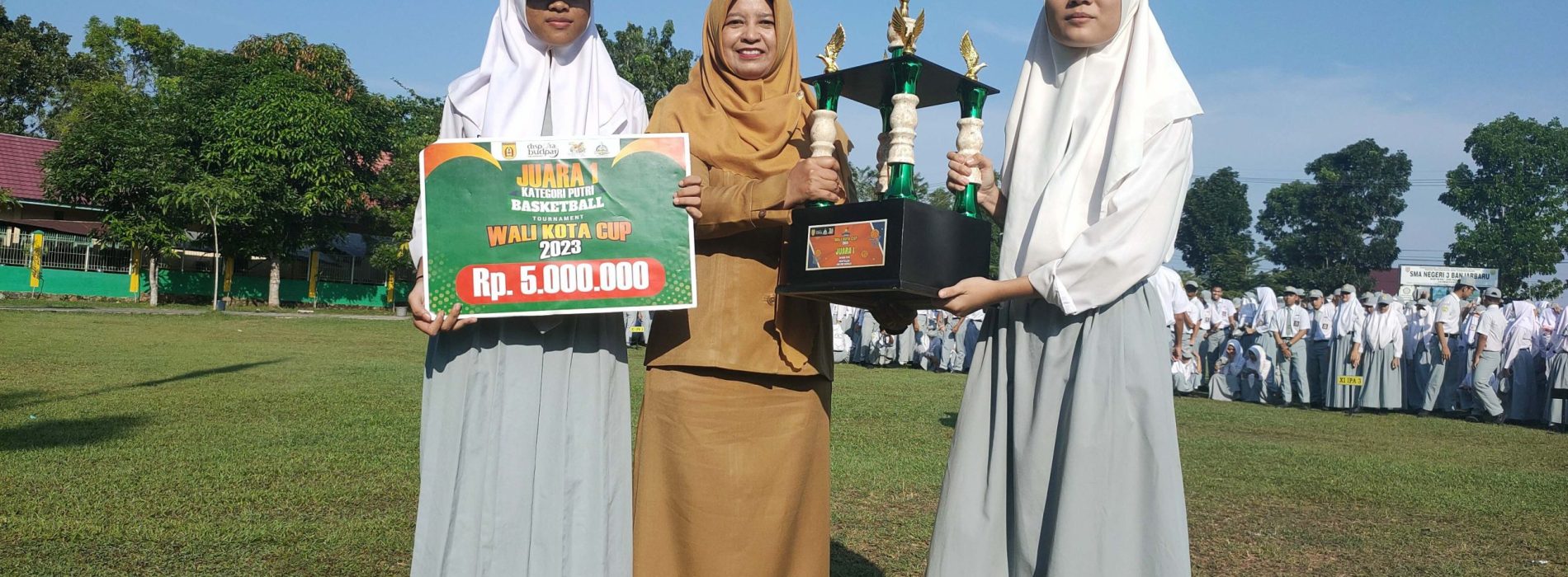 Tim Basket Putra Putri dan Tim Futsal SMA Negeri 3 Banjarbaru Berhasil Membawa Pulang Trofi