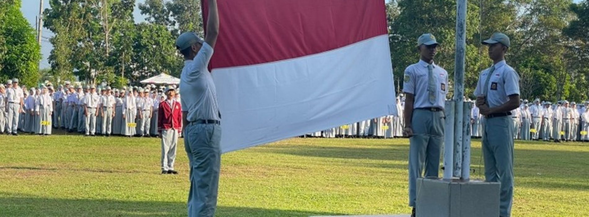 Upacara Hari Senin Sekaligus Pembukaan MPLS SMA Negeri 3 Banjarbaru Tahun Pelajaran 2025/2026